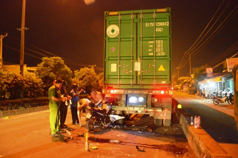 Trong tối cùng ngày, tại huyện Củ Chi một nam thanh niên tử vong sau khi lao xe máy vào đuôi xe container